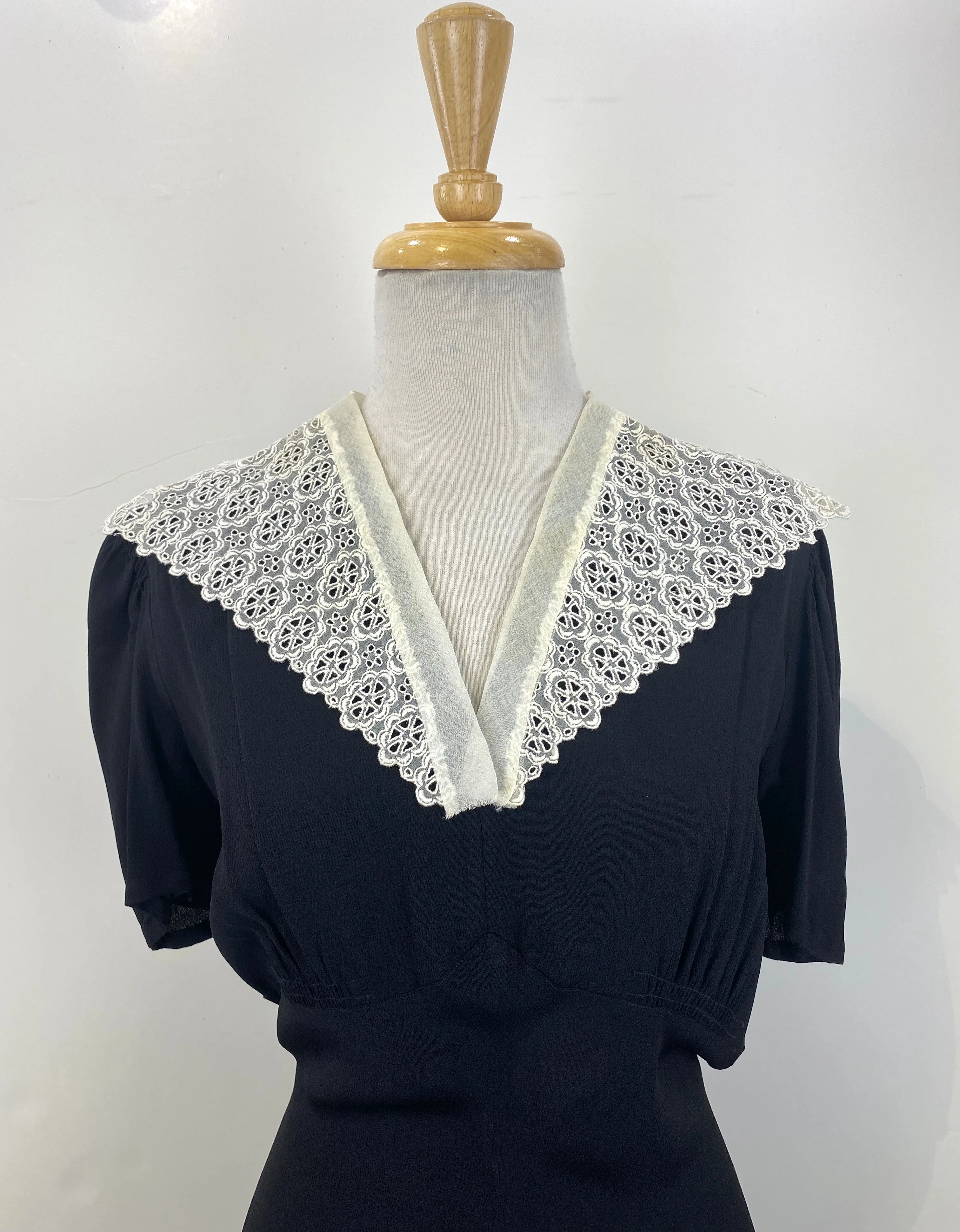Vintage 1930s White Cotton Embroidered Collar