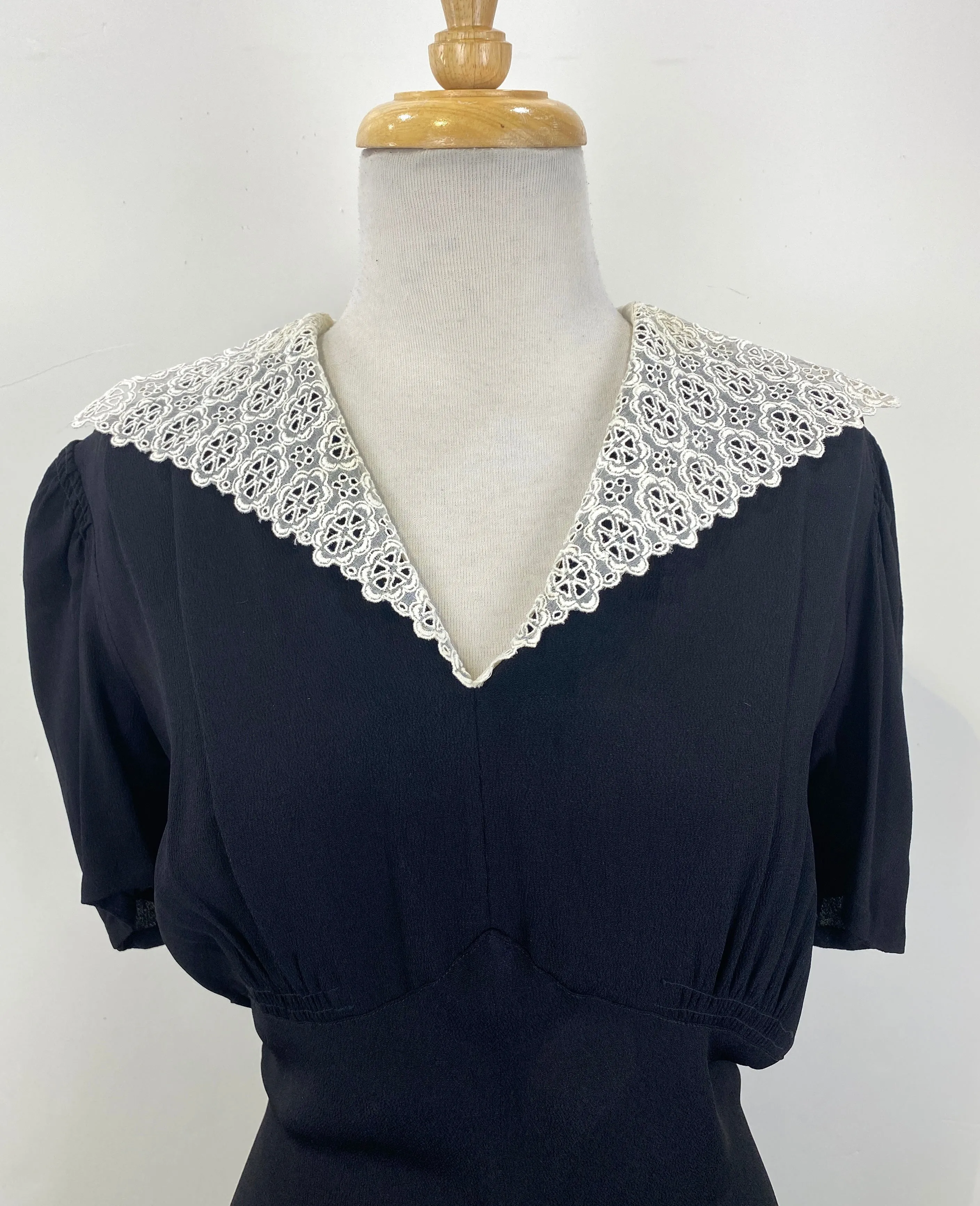 Vintage 1930s White Cotton Embroidered Collar