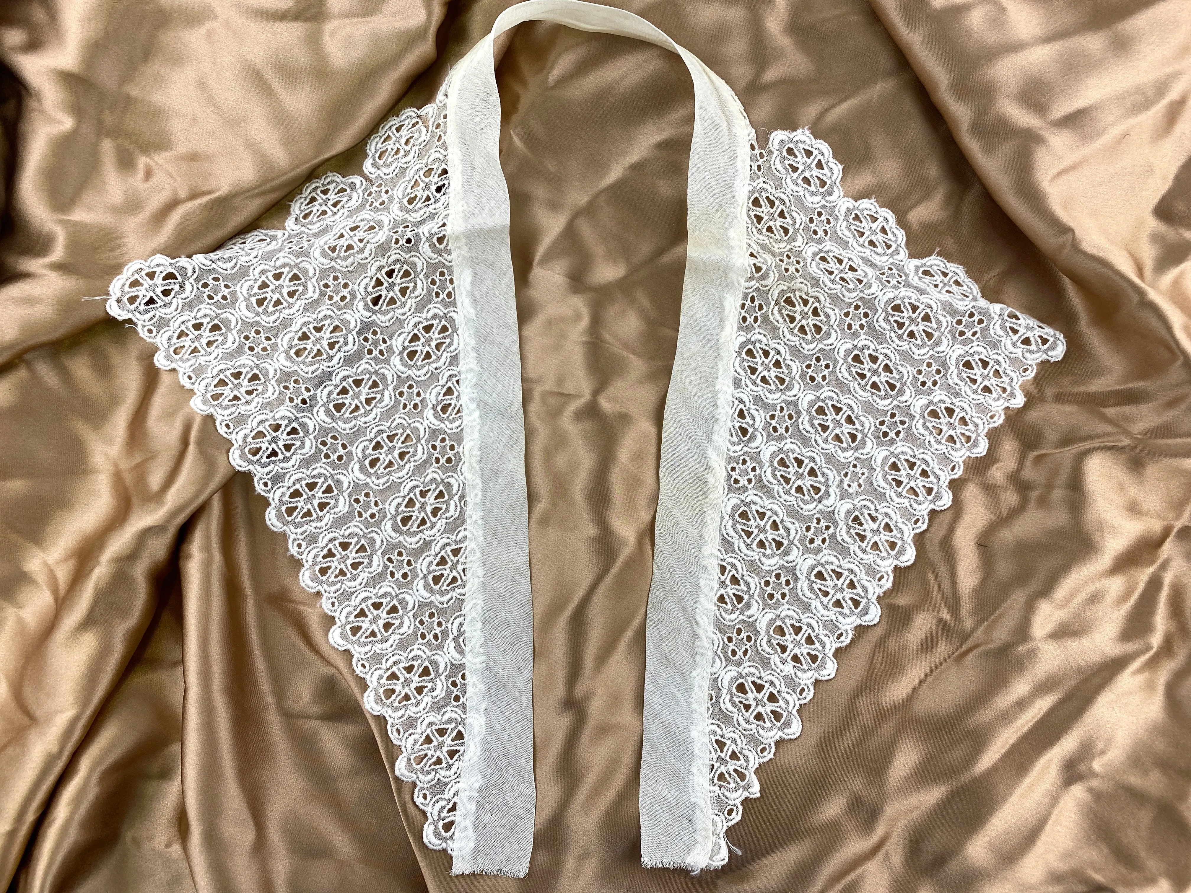Vintage 1930s White Cotton Embroidered Collar